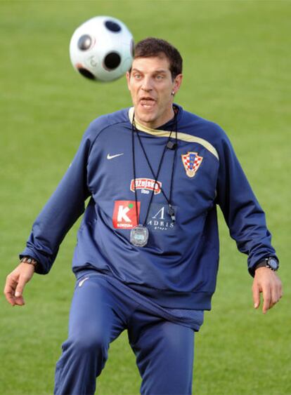 Bilic controla el balón durante un entrenamiento de Croacia.