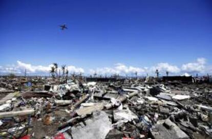 Un grupo de víctimas del Tifón "Haiyan" salen de la devastada ciudad de Tacloban en avión, en la isla de Leyte (Filipinas) hoy.