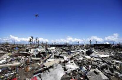 Un grupo de vctimas del Tifn "Haiyan" salen de la devastada ciudad de Tacloban en avin, en la isla de Leyte (Filipinas) hoy.