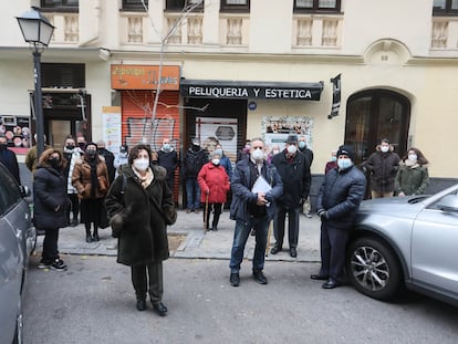 Los vecinos afectados por la venta de los edificios que la Fundación Molina Padilla tiene en la calle Núñez de Balboa de Madrid, el pasado lunes.
