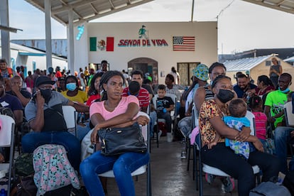 Migrantes haitianos Migrantes con permiso humanitario aprobado esperan para abordar un autobús que los lleva a Estados Unidos, en agosto de 2022.