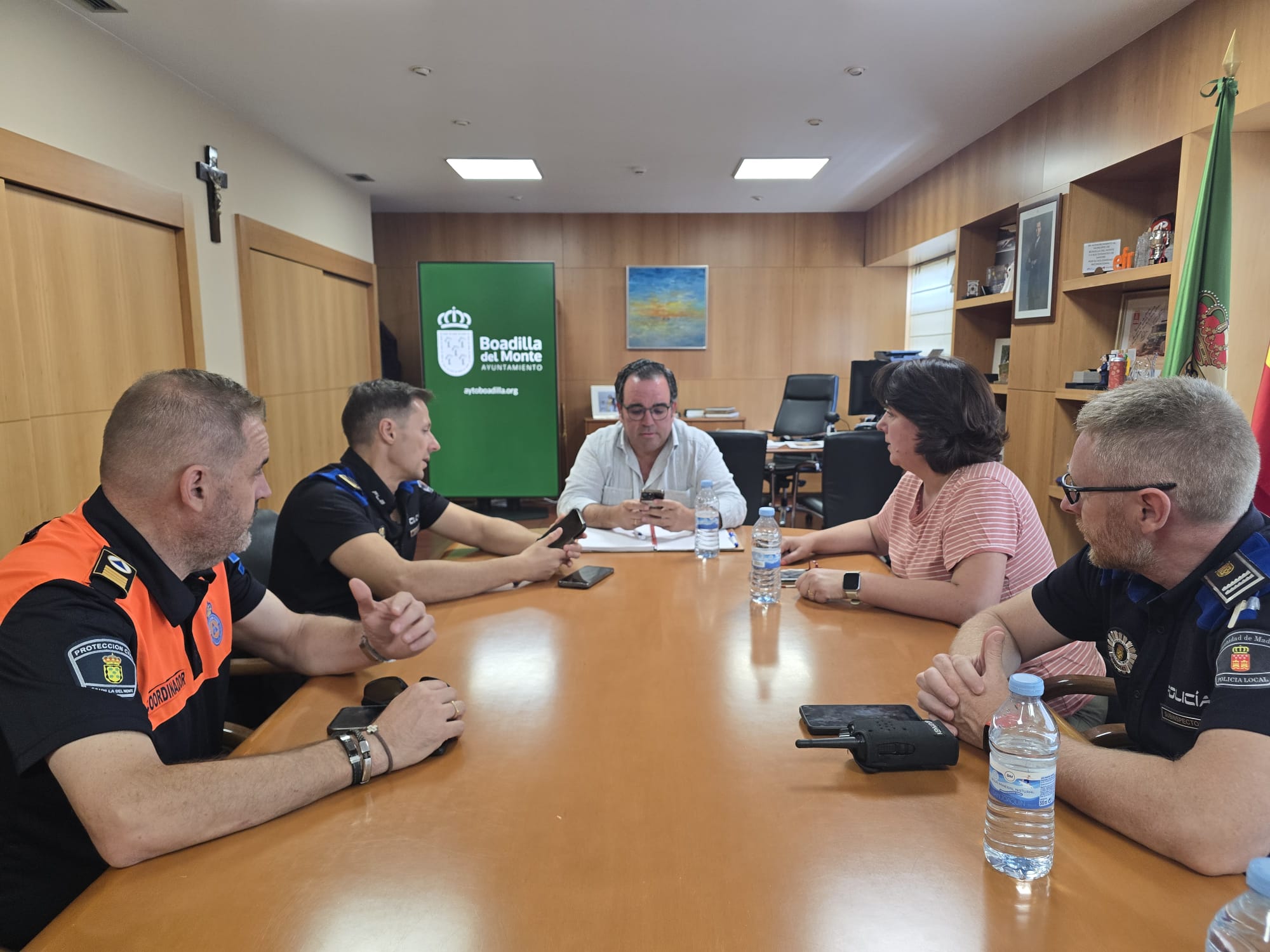 El alcalde de Boadilla del Monte, Javier Úbeda, reunido este sábado por la mañana con varios responsables de seguridad del municipio.