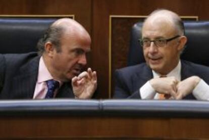 El ministro de Economía, Luis de Guindos (i), y el de Hacienda, Cristóbal Montoroel 12 de abril de 2012.