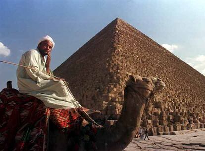 La gran pirámide de Keops, en la zona de Giza, en las afueras de El Cairo.