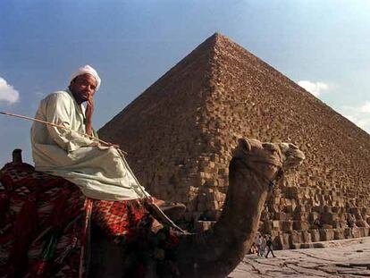 La gran pirámide de Keops, en la zona de Giza, en las afueras de El Cairo.