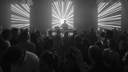 Concierto de The Avener, autor de la melodía del anuncio de televisión de las nuevas fragancias de Zadig & Voltaire.