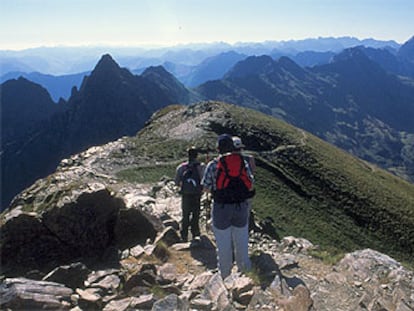 Senderistas en su ascenso por el pico Salvaguardia (Huesca), camino de Francia atravesando la frontera pirenaica.