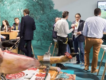  Un cortador de jamón realiza su trabajo en un expositor en la segunda jornada del Salón Alimentaria, el más importante de España, en una edición que se se celebra conjuntamente con Hostelco, el certamen dedicado al equipamiento hostelero.