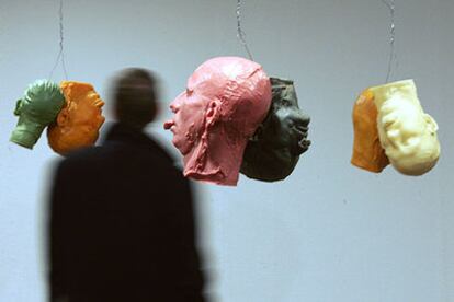 Cabezas suspendidas de la instalación <i>Círculo de diez cabezas / Dentro y fuera</i> (1990), de Bruce Nauman.