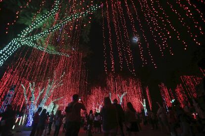 Filipinos disfrutan de luces y sonidos de Navidad en el distrito financiero de Makati (Filipinas).