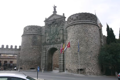 Puerta de la Bisagra, en Toledo, presidida por el escudo imperial de Carlos I.