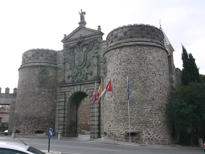 Puerta de la Bisagra, en Toledo, presidida por el escudo imperial de Carlos I.