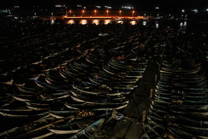 Vista general del Puerto de Nuadibú por la noche, donde se almacenan cientos de embarcaciones tradicionales de pesca.