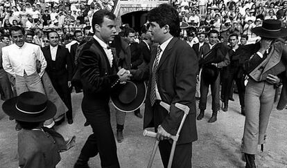 El Soro ( con muletas) es saludado por un torero participante en su homenaje, en la plaza de toros de Valencia.
