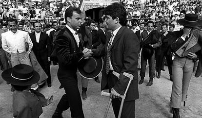 El Soro ( con muletas) es saludado por un torero participante en su homenaje, en la plaza de toros de Valencia. 