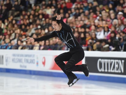 El chino Jin Boyang aterriza un salto durante su programa corto.