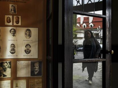 Vista de un cartel que busca a desaparecidos del Holocausto en la ciudad polaca de Cracovia.