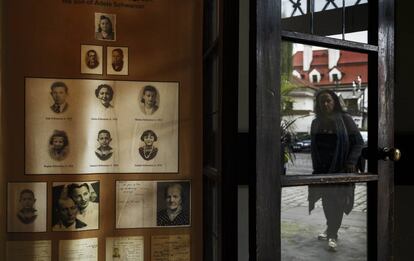 Vista de un cartel que busca a desaparecidos del Holocausto en la ciudad polaca de Cracovia.