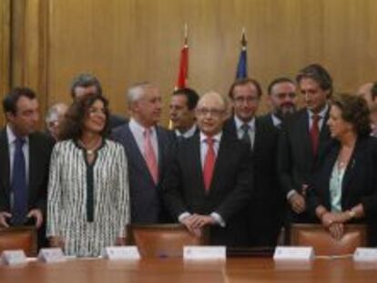 El ministro de Hacienda, Cristobal Montoro, junto con alcaldes del PP en el Congreso.