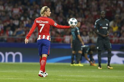 El jugador del Atlético Antoine Griezmann sostiene el balón durante el partido.