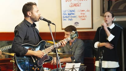 El músico estadounidense Leo Sidran, en el Café Central, de Madrid. A la derecha, la actriz y cantante Leonor Watling.