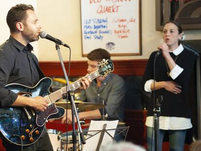 El músico estadounidense Leo Sidran, en el Café Central, de Madrid. A la derecha, la actriz y cantante Leonor Watling.