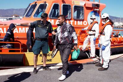 Desembarco, este jueves, de un grupo de migrantes en el puerto de Motril (Granada). 