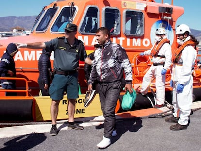 Desembarco, este jueves, de un grupo de migrantes en el puerto de Motril (Granada). 