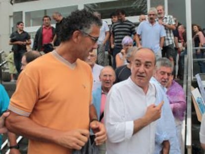 El diputado Mikel Errekondo y Martin Garitano (a la derecha), este mi&eacute;rcoles ante el Hospital Donostia.