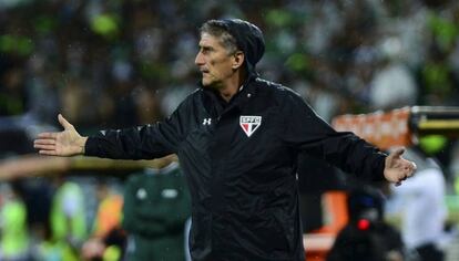 Bauza dirigiendo al San Pablo de Brasil, en la última temporada.
