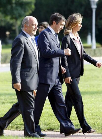 La ministra Garmendia junto al comisario Almunia y el líder del PSE, Patxi López.
