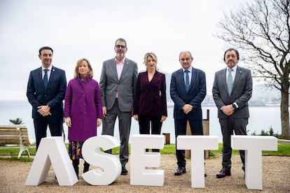 De izquierda a derecha, Mikel Torres, vicepresidente segundo y Consejero de Economía, Trabajo y Empleo del Gobierno Vasco; Eider Mendoza, Diputada General Foral de Gipuzkoa; Eneko Goia, alcalde de San Sebastián; Yolanda Díaz, vicepresidenta segunda y ministra de Trabajo y Economía Social del Gobierno de España; Juan Antonio Pedreño, presidente de la Confederación Empresarial Española de la Economía Social (Cepes), y Patxi Olabarria, presidente del Consejo Superior de Cooperativas de Euskadi.