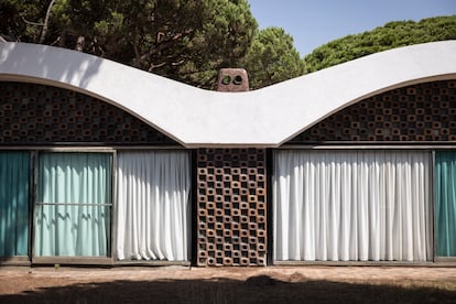 La façana ondulada de la Casa Gomis, a l'espai natural de La Ricarda al Prat de Llobregat. MASSIMILIANO MINOCRI