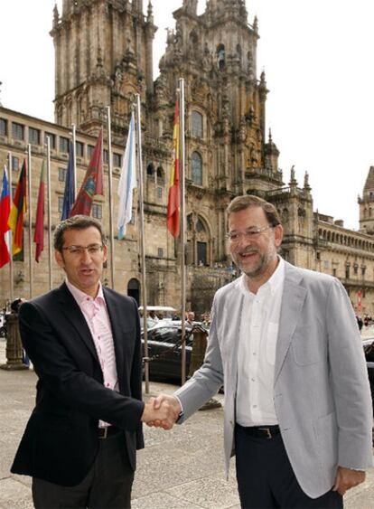 Mariano Rajoy y Alberto Núñez Feijóo, ayer en Santiago.