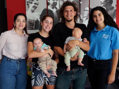 Sofía Rodríguez y Leonardo Costa posan con sus hijos, Lorenzo y Valentín, y con personal del Registro Nacional de Personas.