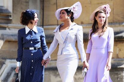 Las actrices Abigail Spencer (izquierda) y Priyanka Chopra llegan a la capilla de San Jorge.