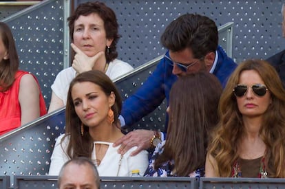 Bustamante, muy pendiente de Paula, durante el partido de Nadal y Murray en el Open de Madrid de 2015.