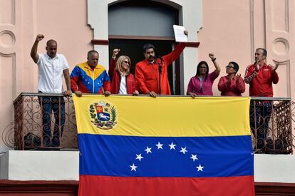 En su primera declaración tras la autoproclamación de Guaidó, Maduro ha anunciado la ruptura de relaciones diplomáticas con Estados Unidos y la expulsión de todo el personal diplomático del país norteamericano en el país.