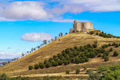 El castillo de Jadraque en Guadalajara, situado en lo alto de un cerro, ejemplifica el origen defensivo de este tipo de construcciones en la Edad Media.