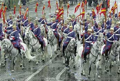 La Guardia Real española desfila por los Campos Elíseos el 4 de julio de 2001.