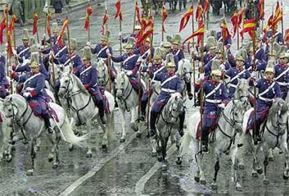 La Guardia Real española desfila por los Campos Elíseos el 4 de julio de 2001.