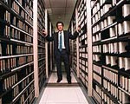 El director del Departamento de Informática Tributaria, Santiago Segarra, en el almacén de datos.