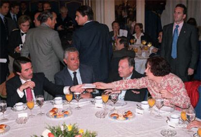 Aznar, Javier Arenas, José María Álvarez del Manzano y Ana Palacio, en un desayuno en Madrid.