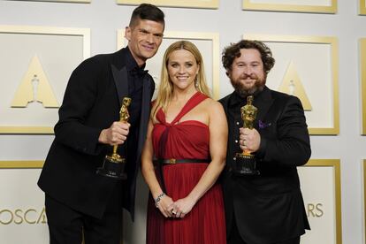 Reese Witherspoon posa con Will McCormack (izquierda de la imagen) y Michael Govier, ganadores del 'galardón a mejor cortometraje de animación por 'If Anything Happens I Love You", en Los Ángeles, California.
