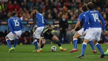 Iniesta durante un partido ante Italia.