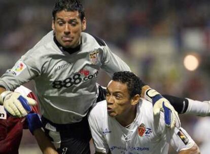 Oliveira, a la derecha, pugna por el balón con Palop.