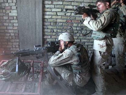 Soldados norteamericanos en combate en Nayaf (Irak).