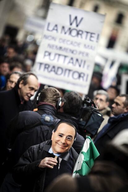 Seguidores del ex primer ministro italiano Silvio Berlusconi protestan frente a su domicilio del palacio Grazioli, en Roma, Italia, el 27 de noviembre del 2013.