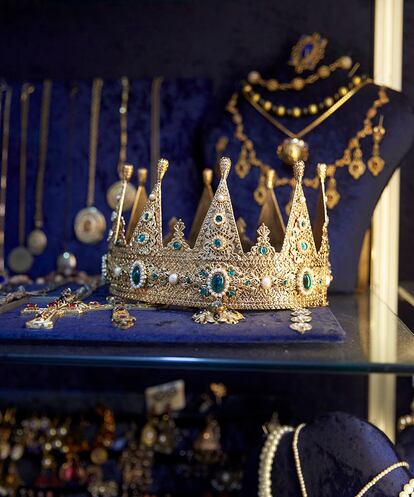 Gargantillas, cadenas, colgantes y una corona del abarrotadísimo departamento de joyería.