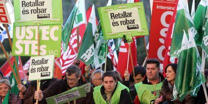 Funcionarios protestan ayer contra los recortes presupuestarios frente al Parlamento catal&aacute;n.